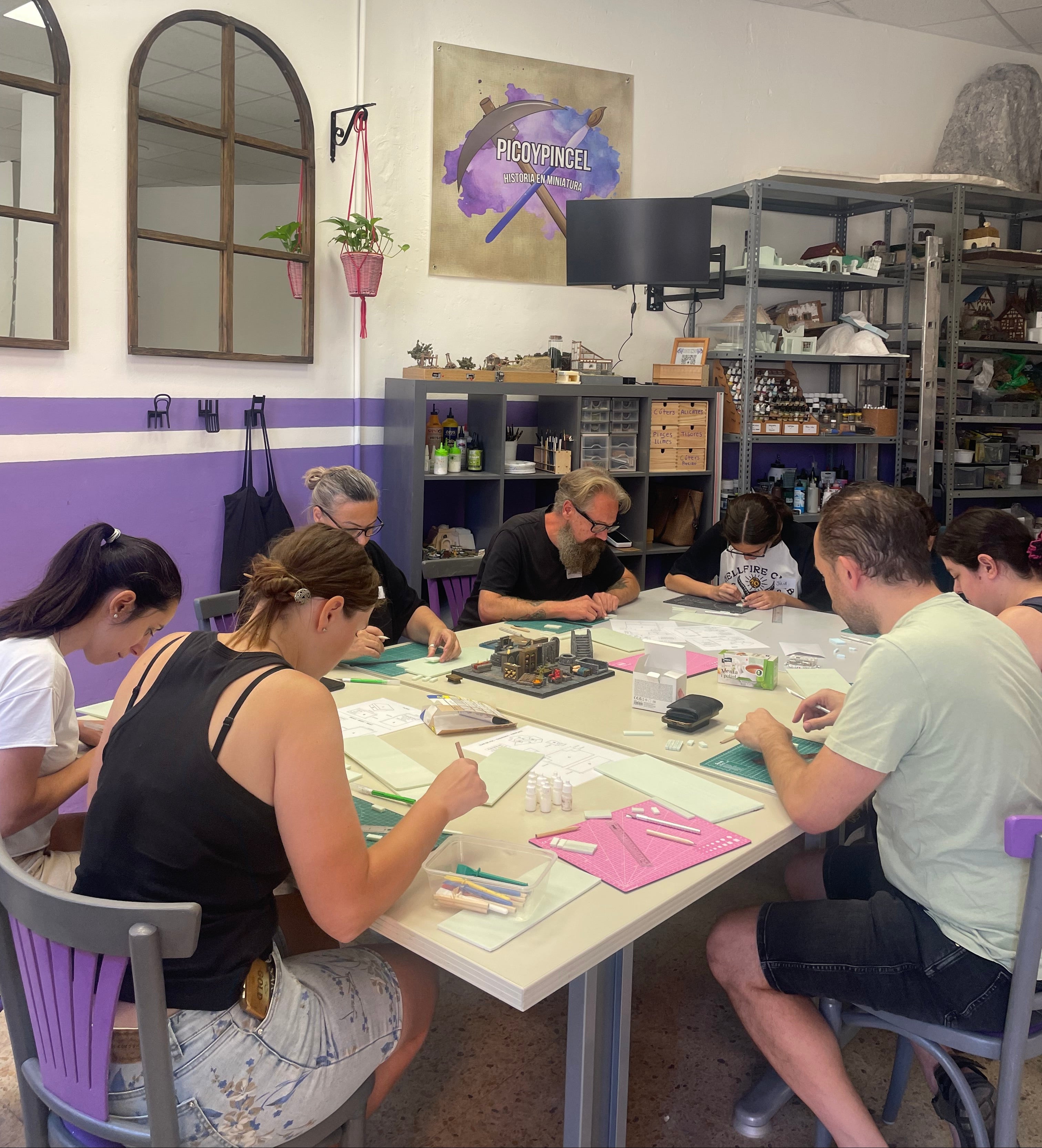 Grupo construyendo proyectos de maquetismo en una mesa del Aula Abierta de Picoypincel