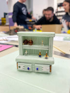 Librería blanca en miniatura con libros y pequeños frascos decorativos