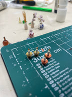 Pequeños frascos y accesorios para escenografía sobre una base de corte
