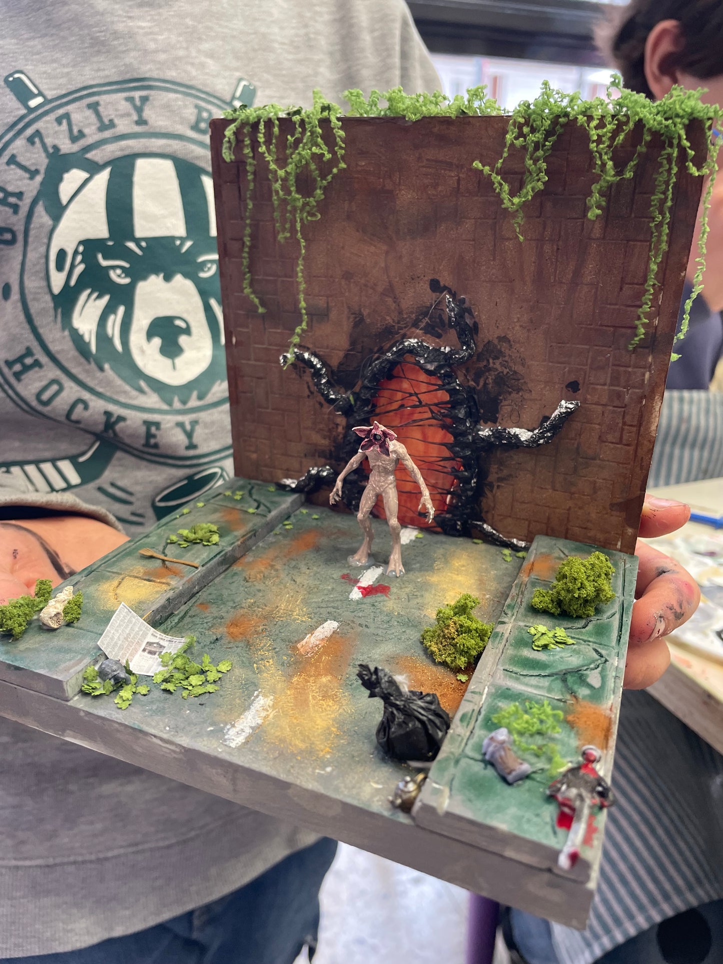 Taller juvenil diorama inspirado en “Stranger things” DOMINGO 6 SEPTIEMBRE