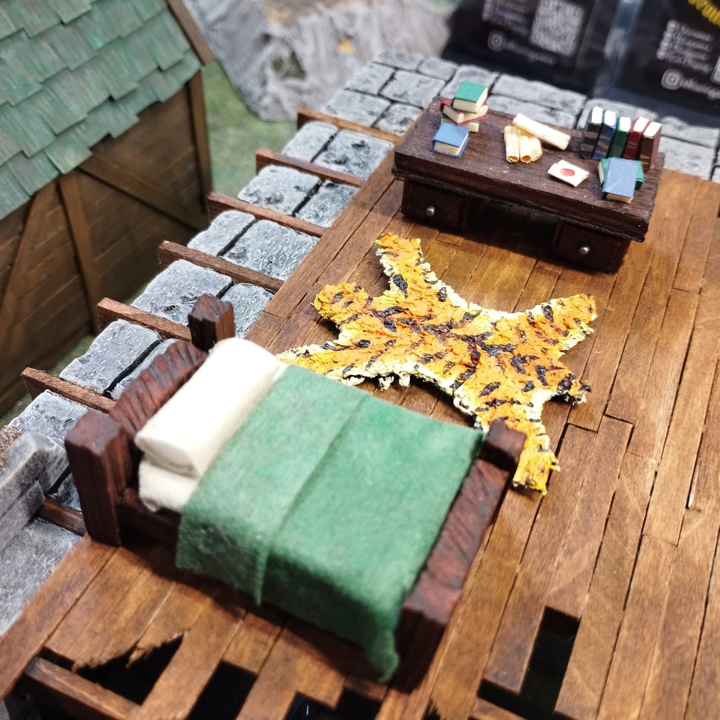 Taller de escenografía para juegos de mesa: cama, mesita y alfombra SÁBADO 13 DE JUNIO