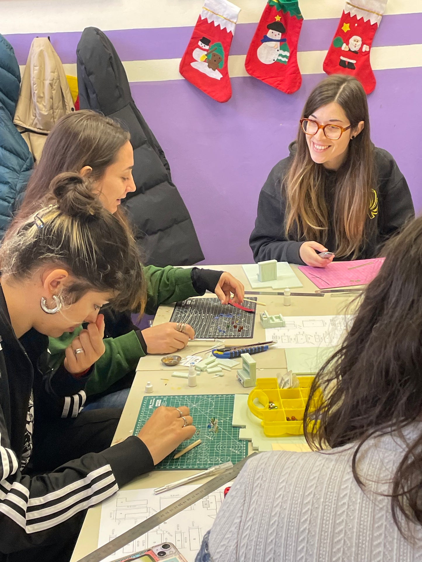 Taller de escenografía para juegos de mesa: cama, mesita y alfombra SÁBADO 13 DE JUNIO