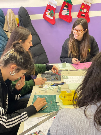 Taller de escenografía para juegos de mesa: cama, mesita y alfombra SÁBADO 13 DE JUNIO