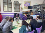 Participantes creando dioramas alrededor de una mesa en Picoypincel