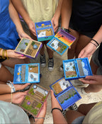 Participantes mostrando dioramas de paisajes dentro de cajas de madera decoradas