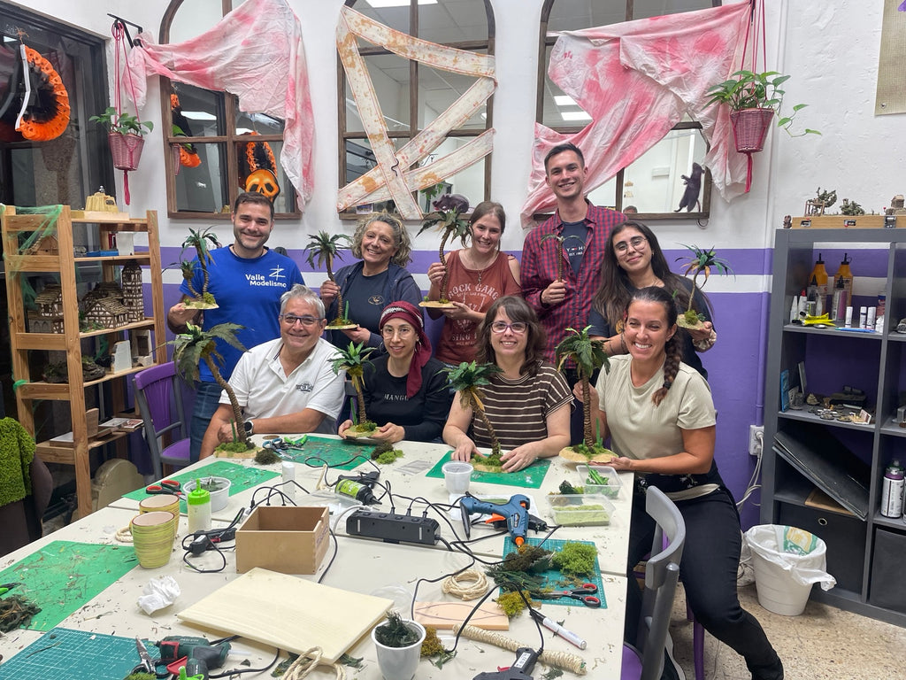 Alumnos del curso de belenismo de Picoypincel con palmeras en miniatura terminadas