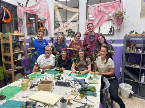 Alumnos del curso de belenismo de Picoypincel con palmeras en miniatura terminadas