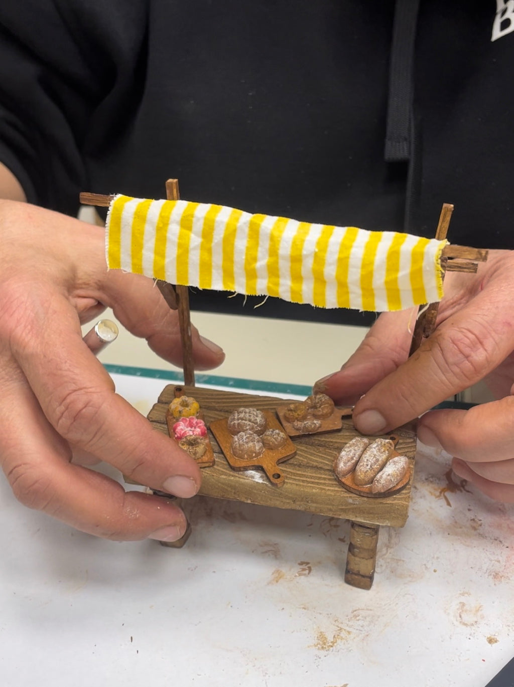 Puesto de mercado en miniatura realizado en un taller de belenismo