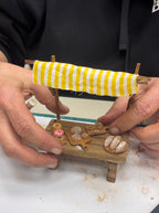 Puesto de mercado en miniatura realizado en un taller de belenismo