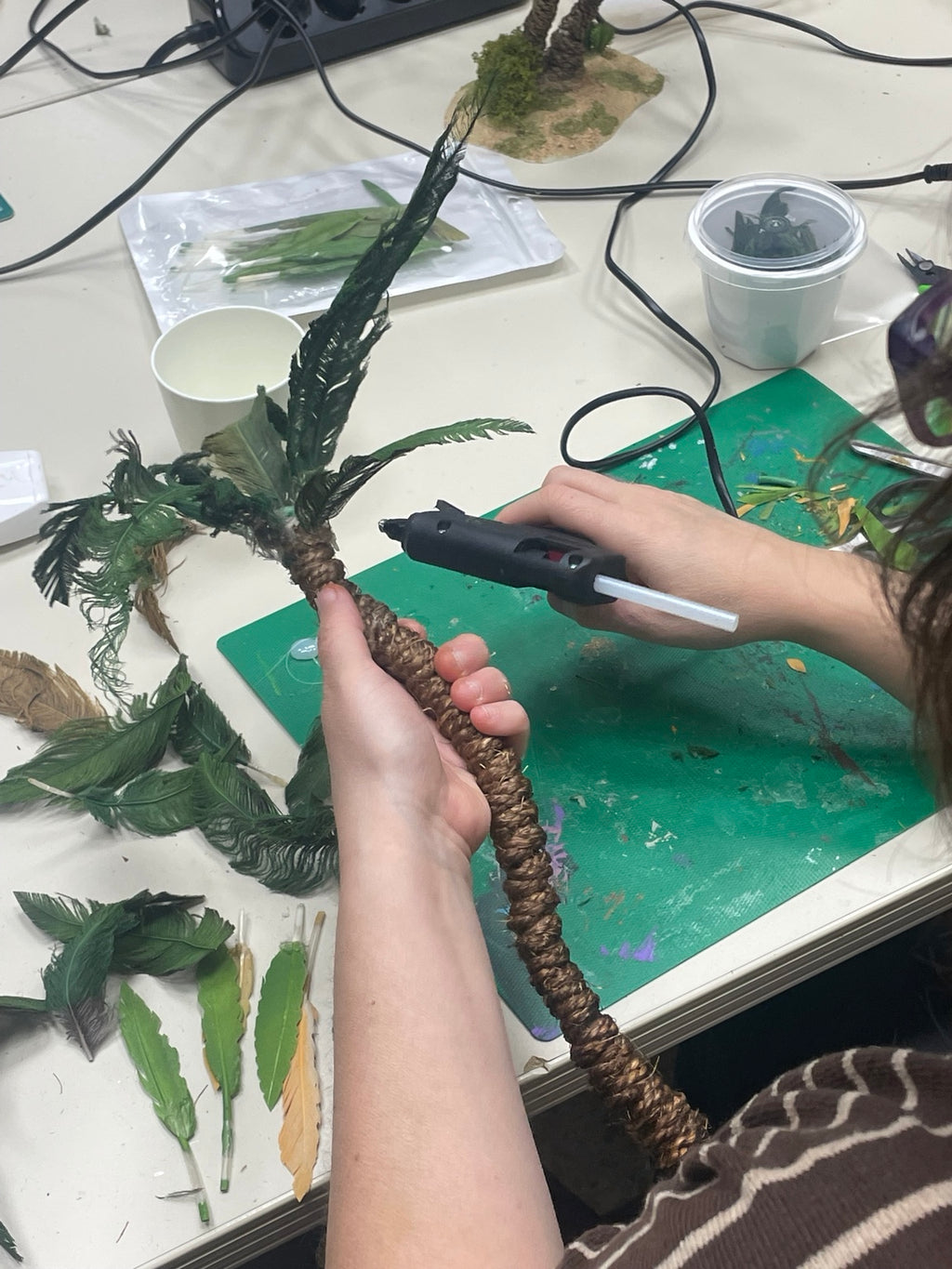 Proceso artesanal de construcción de una palmera en miniatura